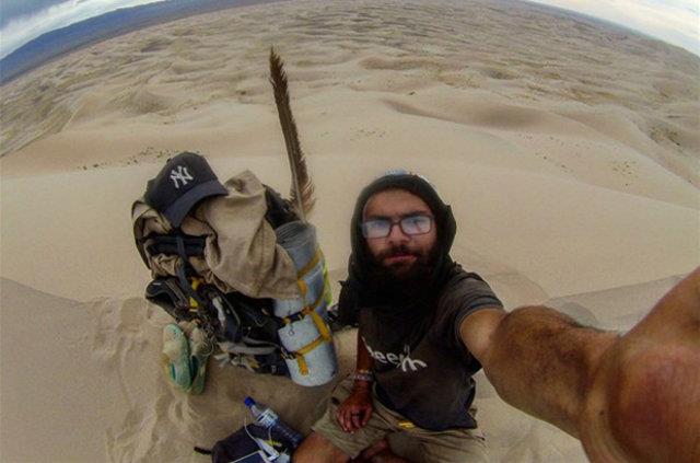 "Hayati artlar zorlayan bu 78 saatlik yolculuum esiz manzaralar grmemi, bir kum tepesinin glgesine snarak tatl bir iki saatcik uyumam, ay nda kum tepelerinin zerine uzanp keyif yapmam, yldzlar ararken suratma den bir iki damla yamurun tadn karmam salad.