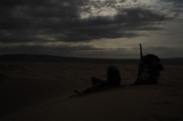 "Termometrem 50C'yi kaydetti ki daha da yukarsn gstermiyor. Her geen dakikada yanan derim, her admmda daha da arlaan antam, acyan omuzlar, ien bir surat, artk eski halinden kp toynaklamaya balayan bir ift ayak... Saolsunlar btn bunlar yolculuum boyunca bana elik ettiler."