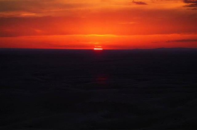 "3 aydr yollardaym. le bile otostopla geldim. Aksilikler yaadm. le girite fotoraf makinemi kaybettim ve bulan adam benden 300 dolar para istedi. Adamn bulunduu ehre yryerek gittim...