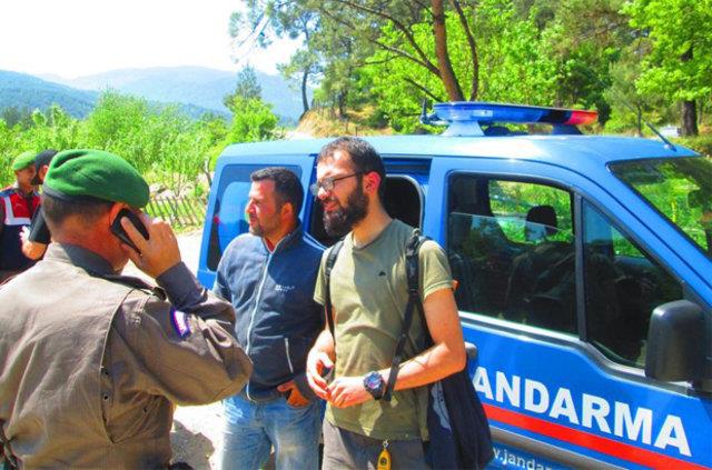 Kaybolduktan 24 saat sonra jandarma tarafndan bulunarak kurtarlan gen maceraperest, geceyi yabani hayvanlardan korunmak iin aa tepesinde geirdiini sylemiti.