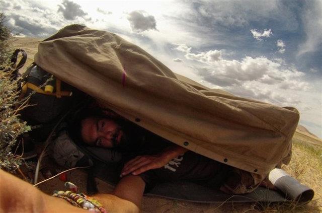 Suyun ne kadar nemli bir ey olduunu, nmze konup beenmediimiz o yemeklerin aslnda ne kadar gzel olduklarn hatrlatt. Daha fazlasyla deil yeteri kadar hatta daha azyla yaayabilmeyi, acya katlanmay ve zor olan bir eyin iindeki o ksa ve kolay yollar bulmay retti. "