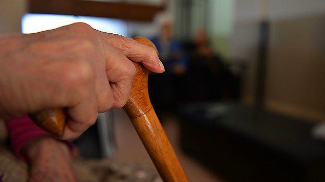 bu hastalarda hafza ve konuma bozukluu, kelime bulmada zorlanma, nceden yapabildiklerini yapamama, cisimleri ve kiileri tanmakta zorlanma gibi sorunlar grnyor.