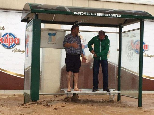 Mahsur kalan renciler ve retmenler kurtarma ekiplerinin yardmyla okuldan karld.