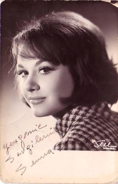 Yeilam'n vefasz davrand gzel oyuncu Semra Sar'n olu Sayn Sencer Cmert ile konutuk. Semra Sar'n stanbul Badat Caddesi'nde mtevazi bir hayat yaadn ve mutlu olduunu syledi.