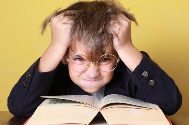 BAARISIZLIK KORKUSU OKUL FOBSN TETKLEYEBLR  <br>Okul fobisi yaayan ocuklarn, evde bulunduklar srede ok mutlu ve neeli olduklarn belirten Konca, &#8220;Hatta bu ocuklarn evdeyken ev devlerini dahi byk bir istekle yaptklar grlr. Bu davranlarnn temelinde okulda baarszlk yaayacaklar ve snf ierisinde aktif olamayacaklar korkusu bulunur. nk bu ocuklarn okul baars orta dzeydedir. Akut okul fobisi olarak adlandrlan bu durum ise ilkokuldan liseye kadar her yata grlebilir. Fakat bu fobinin etki derecesi, ya gruplar ierisinde deiiklik gsterir. Ergenlik dnemi ve ergenlik ncesi rastlanan okul fobisi belirtileri, ilkokula balayan ocuklardaki kadar kuvvetli ve zorlu olmaz.&#8221; dedi.