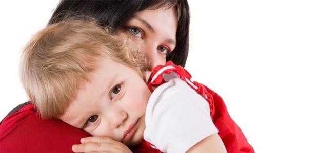 PSKOTERAPYE BAVURULABLR  <br>  Okul fobisi, ocuklarn okuldan, sosyal faaliyetlerden ve renme yaantsndan uzaklamalarna neden olduu iin akademik ve sosyal geliimlerini olumsuz etkiliyor. Okul fobisi yaayan ocuklarn en ksa srede okula dnmeleri amalanyor.    ocuun okula dnmesinden nce sorunun nedenlerinin anlalmasna yardmc olmak ve endielerini azaltmak amacyla bir sre iin psikoterapi yaplmasnn uygun olduunu dile getiren Psikolog Konca&#8217;nn bu konudaki tavsiyeleri ise u ekilde: