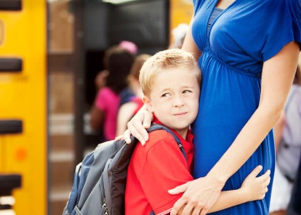 Bu anneler, ocuklarnn bedensel rahatszlklar ile yakndan ilgilidir. ocuklar gzlerinin nnde olmadnda kendilerini ok rahatsz hissederler. Psikolojik ve fizyolojik olarak ocuklaryla ar yakn olma gereksinimi duyarlar. Bu anneler ocuklarn anaokuluna gndermekten kandklar gibi, ocuklarn arkadalarnn evlerine yollamaktan dahi saknrlar. Yaamn ilk yllarndan beri bu tr anne-ocuk ilikisinde olan ocuklar okul balad zaman byk sorunlar yaar. Annelerinin koruyucu ve baskl ortamndan bir an olsun uzak kalmam bu ocuklarn yabanc bir evrede ve tanmadklar insanlarla birlikte olmalar, onlar huzursuz eder. Okul fobisi olan ocuklarn babalar da ocuklarna ayn eleri gibi davranr.&#8221;