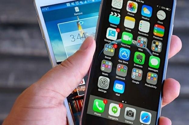 ABD Ulusal Gvenlik Ajans'nn dinleme skandaln ortaya karan Snowden, akll telefon kullanclarn yakndan ilgilendiren bir uyarda bulundu.