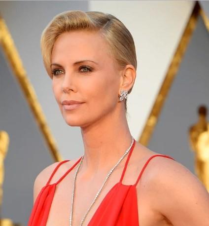 Gney Afrika Cumhuriyeti'nin Benoni ehrinde doan Theron'un oradaki hayat bipolar babas yznden kabustan farkszd. Theron'a ve annesine hem fiziksel, hem de mental olarak srekli olarak zarar veren bir babas vard. Theron 15 yandayken annesi ve babas tartmaya balad. Annesi babasn vurarak ldrd. Nefsi mdafaa olduu iin ceza almad. Gen yanda babasz kalan Theron'un hayat o gnden sonra hep bir mcadeleyle devam etti. Ancak hem ans, hem de alma azmi onun kaderini deitirmesini salad.