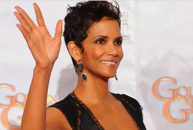 Halle Berry daha bebekken anne ve babas boand. Annesi, kzlar Halle ve Heidi'nin baba figr olmadan bymesini istemedii iin, eski ei Jerome'u eve yeniden ard. Jerome eski eine ve kzlarna srekli olarak iddet uygulad ve onlar defalarca kez taciz etti. Berry babasyla birlikte yaadklar zamanlar "hayatmn en kt gnleri" diyerek tanmlyor ve hatrlamak dahi istemiyor.