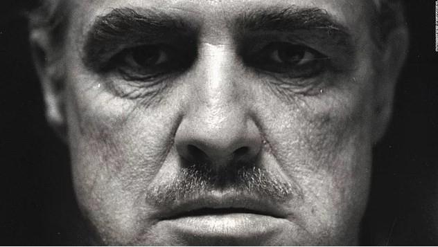 1990 ylnda tm aile hep birlikte bir akam yemei iin szlemilerdi. Brando'nun kz Cheyenne sk sk kendisini dvdnden ikayet ettii sevgilisi Dag Drollet'i de yannda getirdi. Brando'nun iddet eilimi olan olu Christian ise yemee davetsiz bir misafir getirmeyi tercih etti: Silah! Kz kardeinin sevgilisini kafasndan vurarak ldrd. Sonraysa bunun bir kaza olduunu syledi. 10 yl hapis cezas ald. Uyuturucu bamls Cheyenne ise, Tuki adn verdii bir erkek ocuk dnyaya getirdi. Bu oku atlatamad iin srekli olarak intihara teebbs ediyordu. Tm suu babas Marlon Brando'ya att bir rportaj verdikten tam 5 ay sonra evinde kendini asm olarak bulundu.