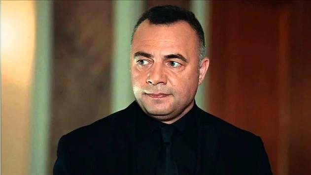 Oktay Kaynarca'nn bir diziyi andran hayat, babasn kaybettii srada syledii "Hem babam, hem de amcam kaybettim," szleriyle ortaya kt.  <br>  Kaynarca 5 yandayd. Anne ve babasyla birlikte Berlin'de yayordu. Kaynarca'nn stanbul'da yaayan amcas Adil Kaynarca, eini tatil iin Berlin'e gnderdi. Kaynarca'nn babas yengesini karlamak iin hava limanna gitti. Dn yolunda bir trafik kazas geirdiler ve her ikisi de hayatlarn kaybetti. Byk znt yaayan aile gen yata dul kalan gelinleri Nursel ile karsn kaybetmi oullar Adil'in evlenmelerine karar verdi. 5 yandaki Kaynarca, yllarca amcasn babas gibi bildi. Gerek ise ona ok sonra anlatld.