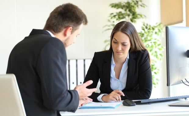 Konuurken size ok fazla bilgi veriyorsa bu yalan sylediinin iareti olabilir. Yalanclar, ok fazla konumann drstlk olarak alglanacan dnrler.