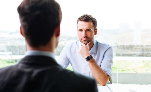 Yalan syleyenlerin gz temas kurmad sylenir. Ancak yalanclar, sizi maniple etmek iin uzun sre gzn krpmadan gz temas kurabilir.