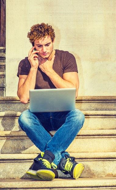 Yalan syleyen kiiler sanki siz onlara vuracakmsnz gibi igdsel olarak boyun, gs, ba ya da karn gibi glgelerini kapatrlar.