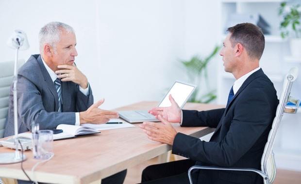 FBI ile alan davran analisti ve vcut dili uzman Dr. Lillian Glass, birinin yalan sylediini anlamak iin konuma tarz, vcut dili, jest ve mimiklerine odaklanmak gerektiini syledi.  Cevap verirken kafasn ok fazla hareket ettiriyorsa yalan sylyor olabilir.