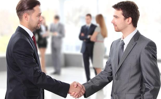 Rahat ve bilinsiz hareketler normal bir iletiimde doaldr. ok dik ve sabit duruyorsa kendini ele vermemek istiyor olabilir.