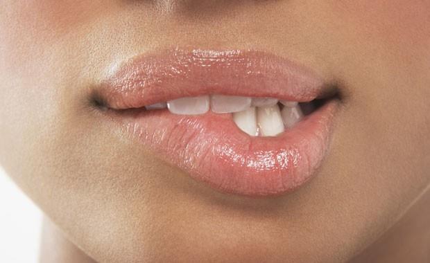 Stresli olduumuzda azmz kurur, konumakta glk ekeriz. Karnzdaki dudaklarn sryor, yalyor ya da bzyorsa yalan sylyor olabilir.