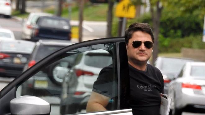 SABAH, FET'nn merkez kararghna dnen ABD'deki rgt imamlarn buldu. Trkiye'de eitli dava ve soruturmalardan haklarnda yakalama karar bulunan ve bir ksm krmz blten muadili difzyonla aranan FET imamlar, ABD'de ellerini kollarn sallayarak dolayor.