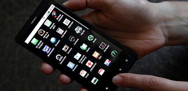 Bilgi toplumu olma hedefinde gelimi lkelerle ayn ligde olmasak da hem internetin lke zerinde penetrasyonunu arttrmak hem de akll cep telefonlarn yaygnlatrmak iin izlenecek stratejiler nem kazanyor. Elbette bu stratejiler tartlrken hem internet hizmeti hem de akll telefonlar zerinden alnan vergiler nem kazanyor.