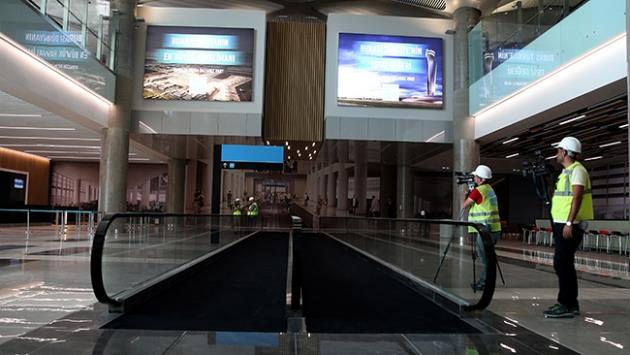 Havalimannn ilk etabn, belirtilen tarih olan 26 ubat 2018'e yetitirmek iin gecelerini gndzlerine kattklarn dile getiren Akayolu, terminal binasnn kaba inaatn bir an nce bitirmek istediklerini syledi.