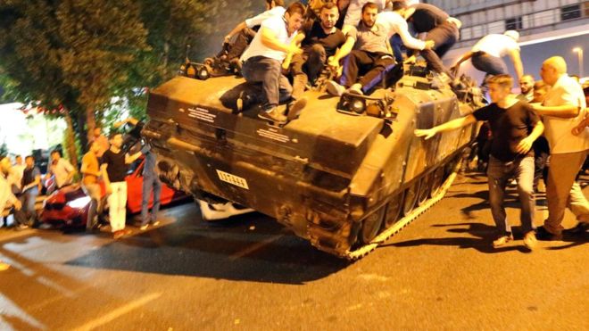 B�lgedeki b�t�n il�elerde, illerde, �ngiliz konsoloslu�undan ziyaret edilen a�iretler bu oyuna gelirlerse e�er, halk� soka�a d�kecekler. Bat�'da ise fitili, 4-5 noktada sansasyon yaratacak b�y�k patlamalarla ate�leyecekler. Bunu ya PKK ya da I��D yapacak. Yine e�zamanl� olarak hedef olarak g�rd�kleri ki�ilere y�nelik suikastler devreye girecek. Bu yap�ld��� zaman inan�lmaz bir kaos ortam� olacak. Herkes aya�a kalkacak ve i� sava� dedikleri, esas onlar�n istedikleri plan hayata ge�ecek.