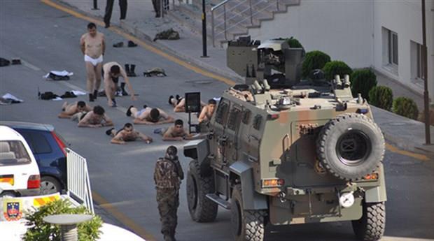 1999 y�l�nda PKK eleba�� �calan'� sorgulayan komutan olarak tan�nan emekli Albay Hasan Atilla U�ur, ?�calan'�n ele ge�irilmesi mi zordu, FET�'n�n m� ele ge�irilmesi mi daha zor olacak?" sorusuna �u cevab� verdi:   ?FET�, PKK ile b�y�k benzerlik g�steriyor. ASALA bitti, PKK ��kt�. PKK eleba�� al�nd�, hemen akabinde Fetullah at ba�� geliyordu. Ama FET� konusunda ABD'nin ��yle bir avantaj� var: Bu, dini duygular� kullanan bir �rg�t. D�nyada sosyalizmi kullanmaya �al��an bir PKK'dan ziyade dini duygular� �n plana ��karan, istismar eden, iktidarlar ve muhalefetle 40 y�ld�r hep i�birli�i i�erisinde olan bir �rg�tten s�z ediyoruz.