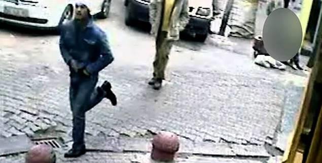 5- Tetik�i ile ayn� g�n Trabzon?dan �stanbul?a gelen jandarmalar...  Cinayetten bir g�n �nce 18 Ocak 2007?de tetik�i Og�n Samast Trabzon?dan �stanbul?a geldi. Ayn� g�n Trabzon Jandarma �stihbarat'ta g�revli Astsubay Sat�lm�� �ahin?in de �stanbul?a geldi�i tespit edildi. �ahin?in �stanbul?da oldu�u telefon kay�tlar�ndan tespit edildi.