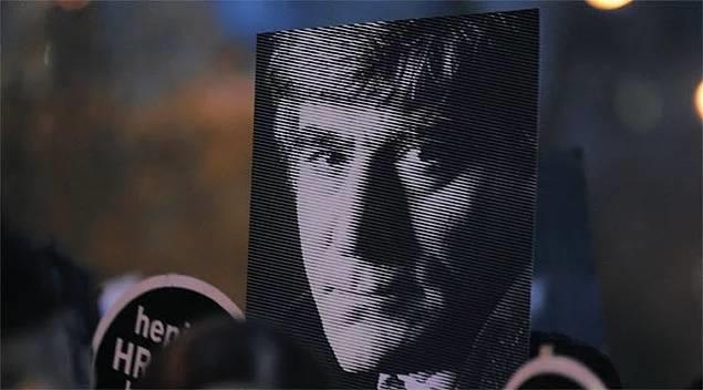 3- Cinayette kullan�lacak silah� bile biliyorlard�    Jandarma cinayete ili�kin bilgilere ayr�nt�s�na kadar h�kimdi. Tetik�i daha yakalanmadan cinayeti i�ledi�i silah�n bilgisini yazacak kadar h�kimdiler. Cinayetten bir g�n sonra 20 Ocak 2007?de Trabzon jandarmas�n�n d�zenledi�i bilgi formunda, ?�stanbul iline giden 4 ki�i taraf�ndan Dink?in evi ve Agos Gazetesi aras�ndaki g�zerg�h�n ke�finin yap�larak krokilerin haz�rland���, olayda kullan�lan silah�n temin edilebilmesi i�in Yasin Hayal?e 500 TL para g�nderildi�i ve 'Arde�en el yap�m�' silah�n temin edildi�i? yaz�yordu.