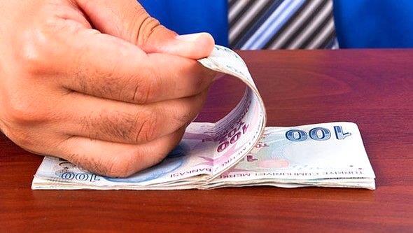 4 - Birden �ok bankaya ayn� anda ba�vuru yapmak  Birden fazla bankaya ayn� anda ba�vuru yapman�z durumunda, bankalar durumu ��pheli i�lem olarak g�rerek size kredi vermeyi reddedebilir. Bankalardan ald���n�z her ret yan�t� da kredi notunuzun d��mesine sebep olacakt�r. Ayr�ca birden �ok bankaya ba�vurman�zdaki ama� fiyat kar��la�t�rmas� yapmaksa, bunu kredi kar��la�t�rma sitelerinden ba�vuru yapmadan da asl�nda kolayl�kla yapabilirsiniz.