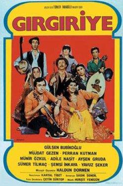 Sulukule'de yaam... Bir yanda Gllye, annesi Sabahat ve days Bekir. Dier yanda Bayram, babas Emin, kzkardei Sevim ve halas. Gllye Bayram'n, Sevim de Bekir?in sevgilisidir, ama Emin ile Sabahat'n ezeli dmanl evlenmelerine engeldir. Aslnda birbirlerine ak olan Emin ve Sabahat yllar nce tam evlenecekken, Emin'i baka kadnla grp, inat iin baka adamla evlenen Sabahat'a Emin'in kzmas; giderek ortaya iki dman aile kartmtr. Sulukule'ye gelen mterileri paylaamaz, srekli kavga ederler. Gllye ve Bayram evlenmeye iyice kararldr. Ama nl gazinocu Sabri'nin Gllye'yi assolist yapmas bunun gereklemesini nler. Karlk alamasa da Sabri Gllye'ye ak olmutur. Sulukule'de ekilen televizyon programnda ok beenilen Bayram' da rakip gazinocu sahneye karr. Bayram para kazanp Gllye'den c almak iin, kadn klna girip arklar syleyerek nl olur. Bu durumlara zlen Bayram'n halas ikisine de dierinin lmcl hasta olduunu syleyip bulumalarn salar. Sabahat ve Emin de ayn oyunla bartrlr. Sonunda Gllye Bayram?la, Emin Sabahat'la, Bekir Sevim'le evlenir. Gazinocu Sabri'nin baskn ise onu ve adamlarn polisin tutuklamas ile sonulanr. Sulukule'ye mzik, amata, enlik ve mutluluk yeniden geri gelmitir.