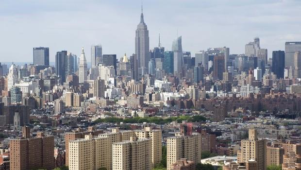 ABD  Amerikan k�lt�r�ne filmler ve m�zik arac�l���yla a�inay�z ancak hi�bir �ey ge�en y�l 77,5 milyon ki�inin yapt��� gibi t�m bunlar� yak�ndan g�rmenin yerini tutamaz. ��ller, da�lar (foto�raftaki Rushmore Da��) ve sahilleri kapsayan bir tur ya da metropollerinde kaybolmak, modern mimari aras�nda Rock'n'Roll, caz ya da hiphop m�zi�i dinlemek yap�labilecek y�zlerce �eyden sadece bir ka��.