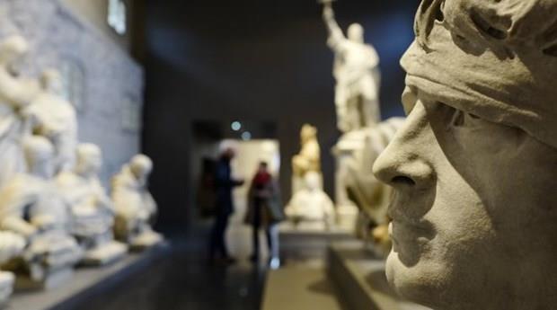 Almanya  �ster Oktoberfest?te bir bira ile isterse de Berlin?de tekno m�zi�in sesiyle olsun Almanya?da e�lenmenin pek �ok yolu var. �lkenin 20. y�zy�ldaki trajik tarihi de pek �ok ki�iyi Soyk�r�m ya da So�uk Sava� An�tlar�?na �ekiyor. Kara Ormanlar ve Alpler, Neuschwanstein Kalesi gibi masals� yerler de ge�en y�l 35 milyon ziyaret�iyi �lkeye �ekti.