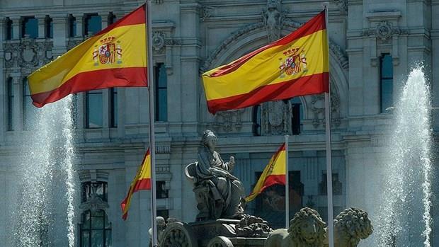 �spanya  �spanya?y� Flamenko ve Fiesta ile ili�kilendirmek kli�e olabilir ancak yine de t�m bunlar �lkeyi ge�en y�l d�nyan�n en �ok ziyaret edilen (68,2 milyon ziyaret�i) ���nc� �lkesi yapmay� sa�lad�. Foto�raftaki Elhamra Saray� gibi tarihi yerler, Picasso?dan Gaudi?ye sanat dehalar�, ya da geleneksel yemekleri olan paella ya da tapaslar�yla �spanya milyonlar� kendine �ekiyor.