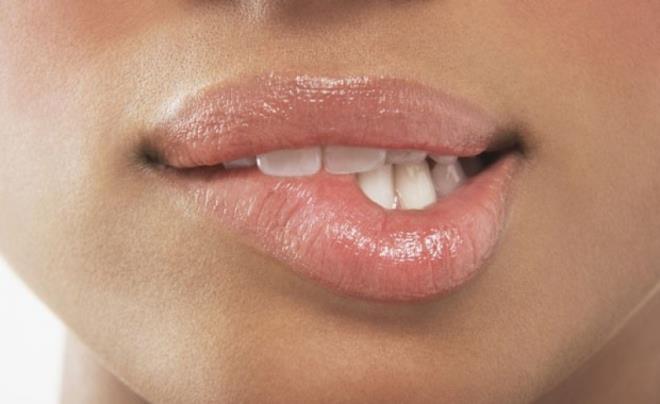 Stresli oldu�umuzda a�z�m�z kurur, konu�makta g��l�k �ekeriz. Kar��n�zdaki dudaklar�n� �s�r�yor, yal�yor ya da b�z�yorsa yalan s�yl�yor olabilir.Yalan s�yleyenlerin g�z temas� kurmad��� s�ylenir. Ancak yalanc�lar, sizi manip�le etmek i�in uzun s�re g�z�n� k�rpmadan g�z temas� kurabilir.