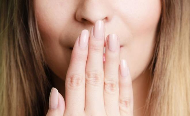 Yalan s�yleyen ki�iler sanki siz onlara vuracakm��s�n�z gibi i�g�d�sel olarak boyun, g���s, ba� ya da kar�n gibi g�lgelerini kapat�rlar.