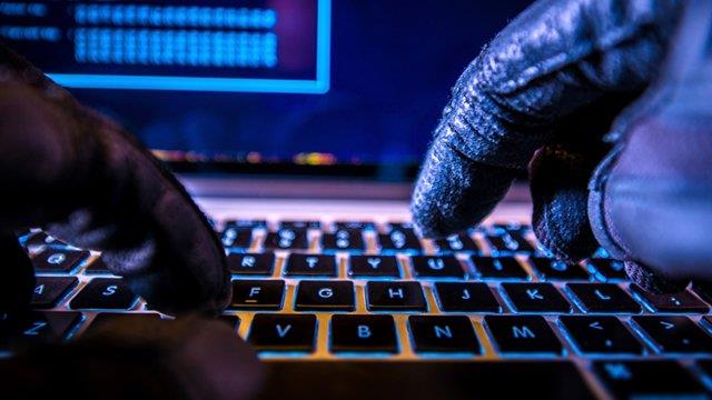 Siyah apkal -black hat- hacker? olarak adlandran, biliim sulular. Onlar ?beyaz apkal ? white hat- hacker??lardan ayran temel fark, zeknn kullanm ekli ve amac.