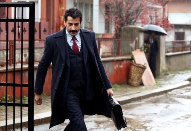 EZEL'N SENARSTNDEN... Ynetmenliini Murat Onbul&#8217;un stlendii filmin senaryosu, &#8216;Ezel&#8217; dizisini kaleme alan Kerem Daren&#8217;e ait.