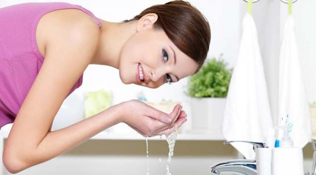 Aadaki formlleri, cilt lekelerinizin renginin koyuluuna ve sklna gre haftada 2-4 defa aras rahatlkla uygulayabilirsiniz. Maskeleri ve peelingleri temizlemek iin yznz nce lk sonra souk suyla ykayn. Son ykama suyunun souk olmas, gzeneklerinizin kapanmas ve cildinizin sklamas iin de iyi olacaktr.