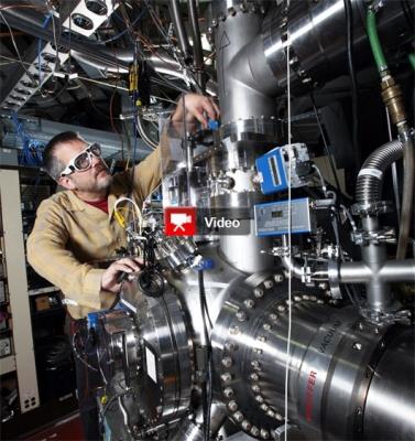 1993 ylndan beri Kaliforniya`daki aratrmaclar, proteinlere, pil elektrotlarna, sper iletkenlere ve dier materyallere gnein yzeyi kadar parlak olan foton nn 1 milyon kez gndererek maddelerin atomik, molekler ve elektronik zelliklerini ortaya karmaya altlar. Melanoma (en riskli cilt kanseri) ile ilgili proteinlerin zerinde alan bilim adamlar, hastalkla mcadele etmek iin yeni bir ila gelitirilmesini saladlar. la getiimiz gnlerde hastaln 2. ve 3. evrelerinde klinik deneylerde denendi.