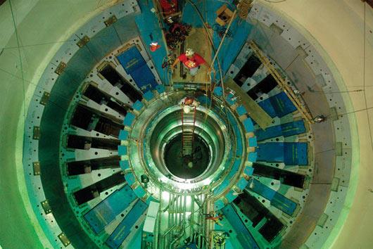 Spallation Ntron Kayna  Hzlandrc tabanl ntron kaynadr. Her ay Tennessee`deki Spallation Ntron Kayna`nn snmamas iin elektrikli bir ebekeden 25-28 megavat arasnda g ekiyor ve 8,5 milyon varil su kullanyor. Operasyon sresince, buradaki parack hzlandrc arpma bana 2 katrilyon paralanm ntronu hedef odaca gnderiyor. Bilim adamlar, bu atomik lekli filmleri, pilleri gzlemlemek iin kullanyorlar. almann daha iyi pillerin retilmesinde faydal olaca belirtiliyor.