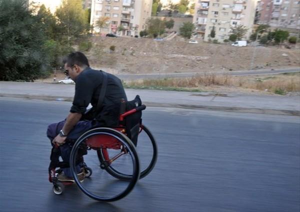 Okullarn almas ve haftann ilk gn olmas nedeniyle zmir'de trafik younluu oluurken, yolda engelli bir vatandan yapt grenlere 'pes' dedirtti.