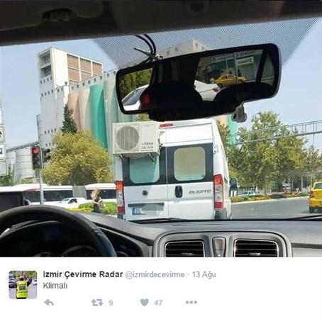 zmir&#8217;de trafik polislerinin uygulama noktalarnn dier srclere uyar amal paylalmas iin Twitter&#8217;da oluturulan hesabn takipi says 3 ylda 11 binden 275 bine ulat. Srclerin trafikte karlatklar olumsuzluklar da fotoraflayp paylat sitedeki paylamlar trafikte karlalan ilgin anlar da gzler nne seriyor.