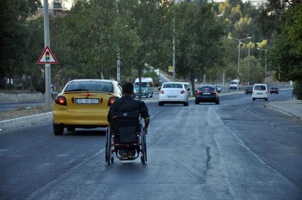 Yava yava tekerlekli sandalye ile hzlanan engelli vatanda, otomobillerin arasnda hzla ilerlemeye balarken hz yaklak 60 kilometreyi buldu.