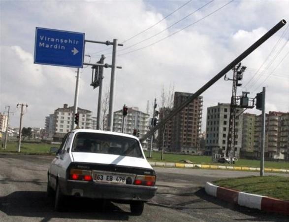 anlurfa'nn Siverek lesi'nde, camndan dar karlan birka metre uzunluundaki demir boru ile trafikte ilerleyen otomobil grenleri artt.