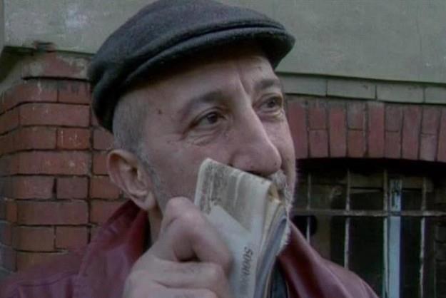 VEY BABA  vey Baba, 1998 ylnda Star TV'de yaynlanmaya balayan bir dizi. Dizi 1998 ylnda ekilen vey Baba filminin ald reytingler ve izleyicinin beenisi ile 1998 ylnda ayn kadro ile dizi olarak yaynlanmaya devam etmitir. 2002 ylnda Star TV'ye RTK tarafndan 15 gnlk kapatma cezas nedeniyle ksa bir sre Teleon'da yaynlanm fakat 15 gnlk cezasn bitirdikten sonra tekrar Star TV'de yaynlanmt. Ancak emsi nkaya 143. Blmde diziden ayrlmtr. 2003 ylnda yayndan kaldrlcakken ani bir atakla Flash TV'ye transfer oldu. 2004 ylnda ekrana veda etti. Kemalettin Tucu'nun vey Baba adl romanndan TV'ye uyarlanan dram trndeki dizisidir