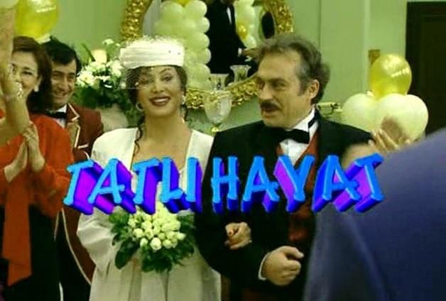 TATLI HAYAT  Haluk Bilginer ve Trkan oray&#8217;n barollerini stlendii 2001 yapm komedi dizisi. Dizi, bir gecekonduda yaarken kuru temizleme iiyle hayli para kazanp zengin olan hsan ve Sevin&#8217;in bu yeni hayata uyum srecini konu almaktayd.
