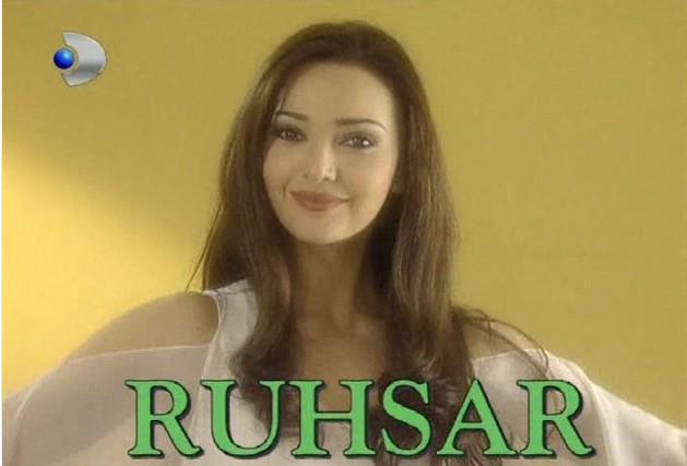 RUHSAR  Ruhsar, 1998 - 2001 yllar arasnda Kanal D'de yaynlanm fantastik tarzda bir aile dizisi. Dizi Ruhsar ve Mazhar adnda iki insann lmsz aklarn ve balarndan geen tuhaf olaylar anlatr.