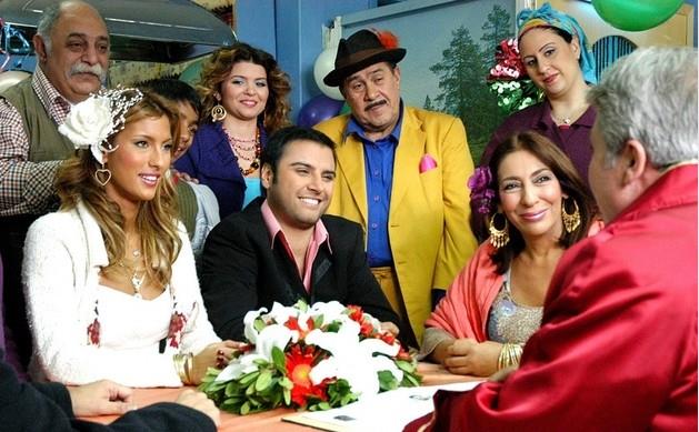 CENNET MAHALLES  Cennet Mahallesi, 10 Temmuz 2004 - 23 Haziran 2007 arasnda Show TV'de yaynlanm komedi televizyon dizisi. Gnmzde Showmax'te tekrar blmleri yaynlamaktadr.
