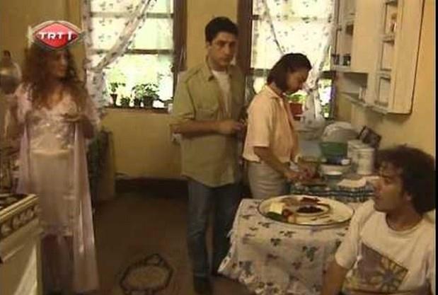 AIFELEK IKMAZI  afelek kmaz, 1996-1998 yllar arasnda ve daha sonra ekilen devam blmleriyle 2001 ylnda TRT'de yaynlanm televizyon dizisi.